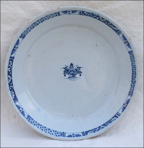 Assiette Panier fleuri Camaïeu bleu Faïence Rouen XVIII siècle