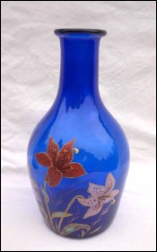 Vase bouteille Verre bleu cobalt Fleur de lylium Legras St Denis 1910.