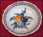 Coupe saladier en faïence  décor de fleurs Nevers XIX siècle