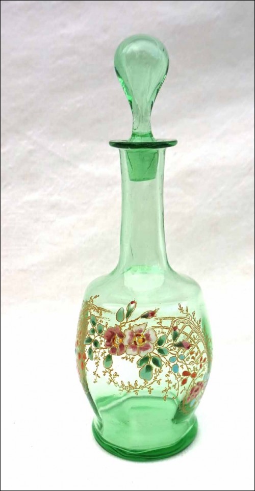 Carafe en verre émeraude émaillée de fleurs Legras St Denis
