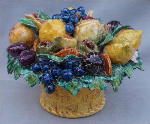 Corbeille de Fruits en barbotine de Faenza XVIIe siècle 
