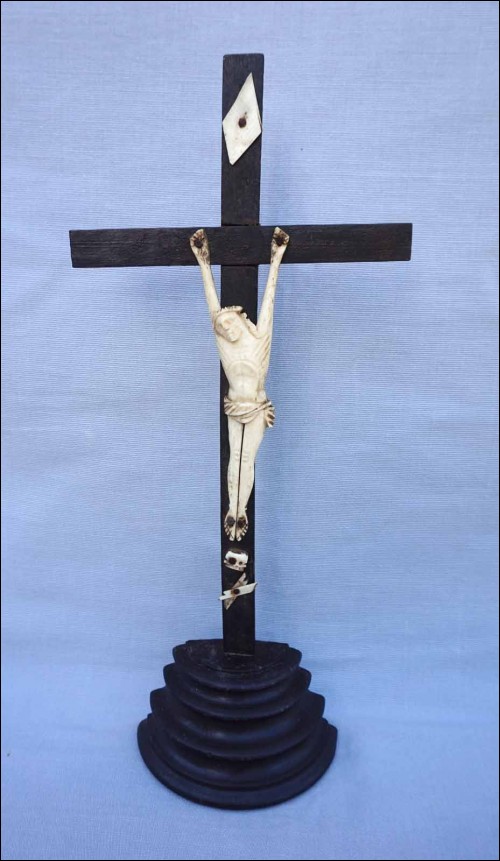 Crucifix d'autel  janséniste en os sur bois noirci XIXème siècle