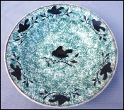 Assiette en porcelaine opaque Silhouettes de moineaux  Gien 1878