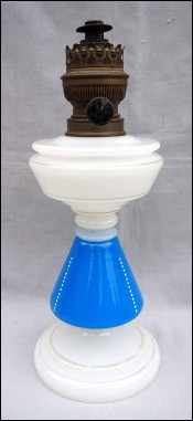 Lampe à pétrole Opaline Pâte de riz & bleu céleste Saint Louis vers 1850