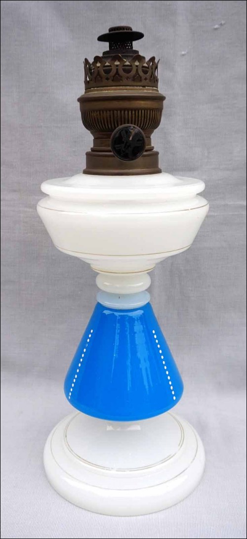 Lampe à pétrole Opaline Pâte de riz & bleu céleste Saint Louis vers 1850