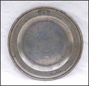 Assiette en étain monogramme IB XVIII° siècle Poinçon au dos