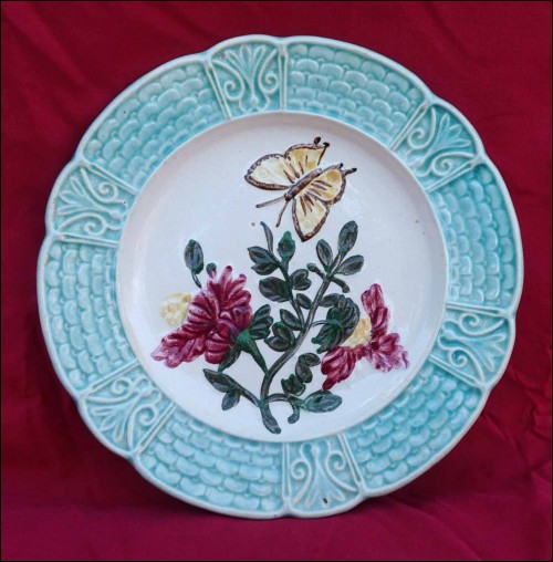 Assiette en barbotine Fleur & Papillon Orchies vers 1900