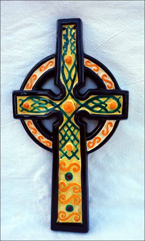 Crucifix mural à décor celtique de la maison HB de Quimper