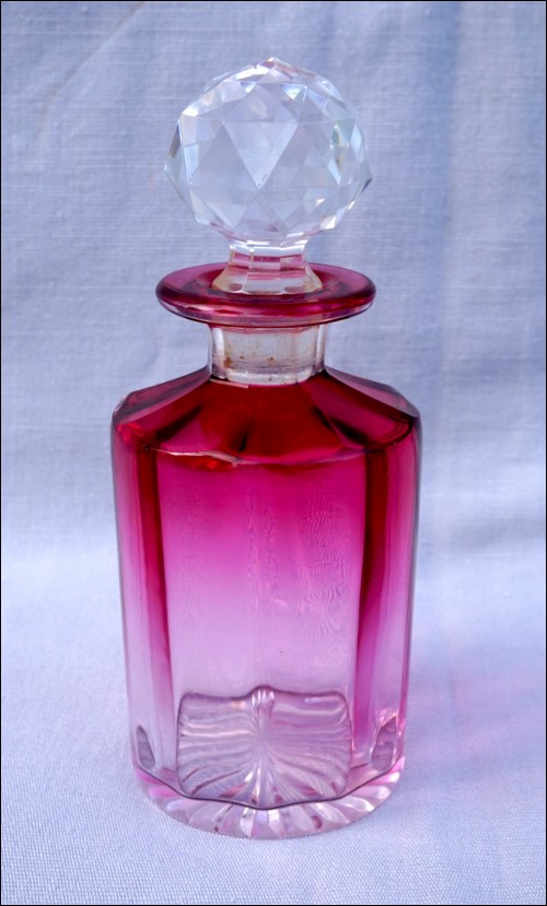 Flacon à parfum en cristal taillé rubis Baccarat fin XIXe siècle