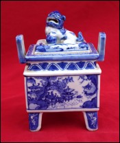 Brule encens Porcelaine blanc- bleu Arita Shi-Shi Milieu XXe siècle