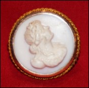 Broche profil de jeune femme montée or 18 carats XIXe siècle 3.68 gr