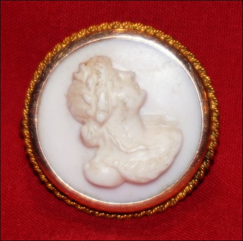 Broche profil de jeune femme montée or 18 carats XIXe siècle 3.68 gr