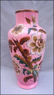 Grand vase Opaline Bohème émaillé de fleurs sur fond rose XIXe siècle Harrach