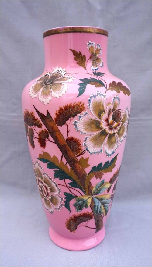 Grand vase Opaline Bohème émaillé de fleurs sur fond rose XIXe siècle Harrach