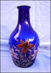 Vase bouteille émaillé Fleurs de lilium Cristalleries Legras St Denis 1910