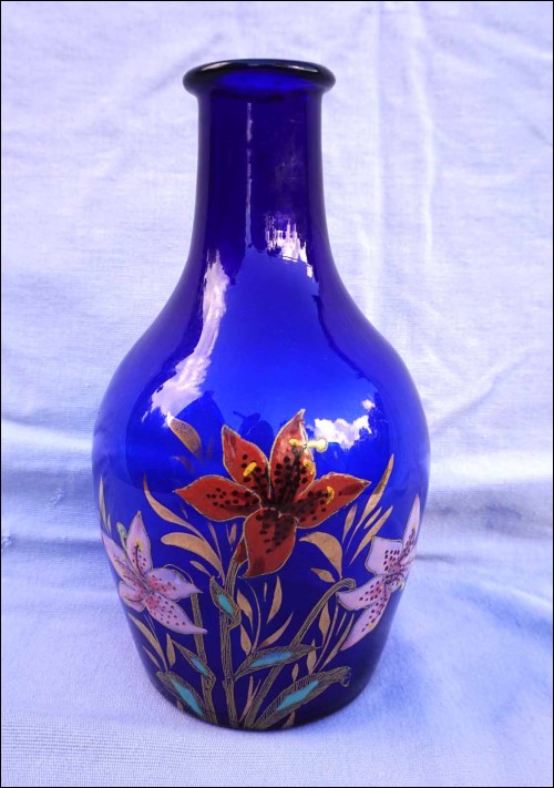 Vase bouteille émaillé Fleurs de lilium Cristalleries Legras St Denis 1910