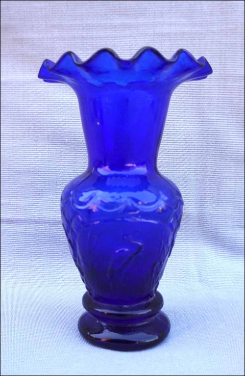 Vase verre pressé bleu cobalt Décor de grue, Bristol  XXe siècle