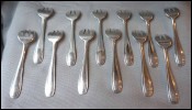 12 fourchettes à huitres en métal argenté Charles Duchesne