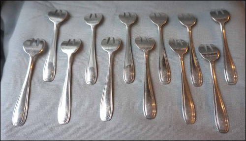 12 fourchettes à huitres en métal argenté Charles Duchesne